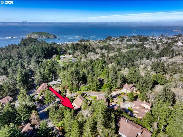 1712 ARCH Ln, Brookings, OR 97415