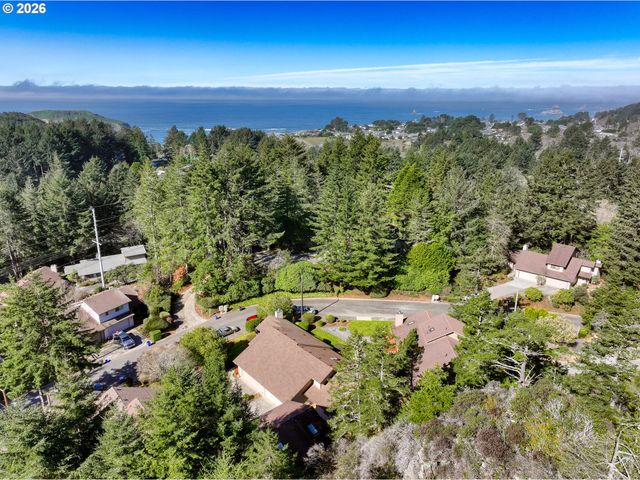 1712 ARCH Ln, Brookings, OR 97415