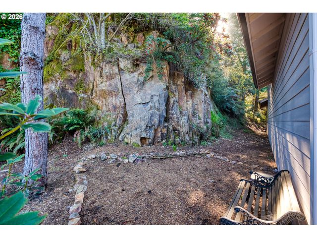 1712 ARCH Ln, Brookings, OR 97415