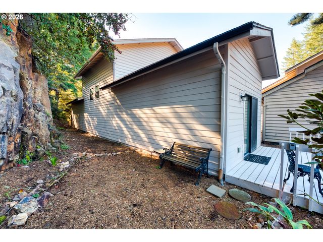 1712 ARCH Ln, Brookings, OR 97415
