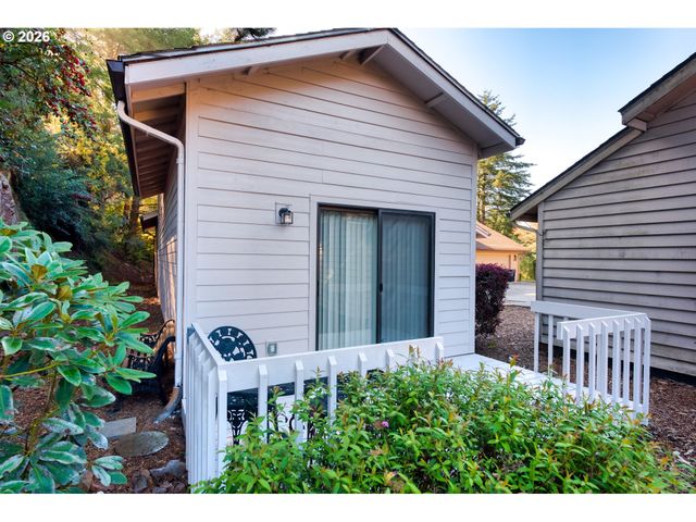 1712 ARCH Ln, Brookings, OR 97415