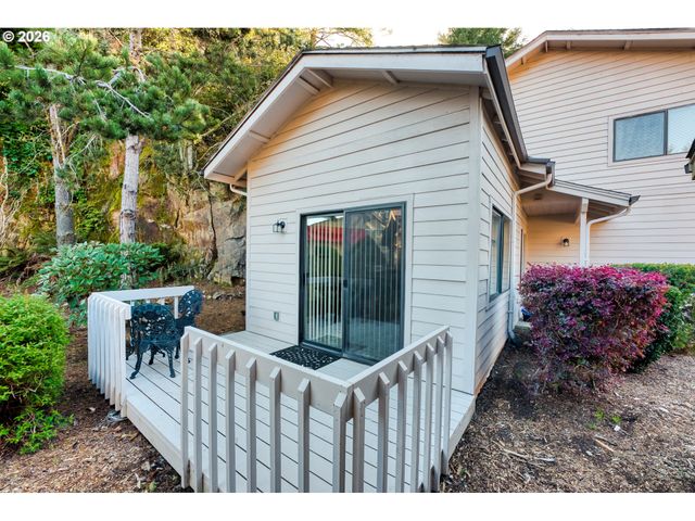 1712 ARCH Ln, Brookings, OR 97415