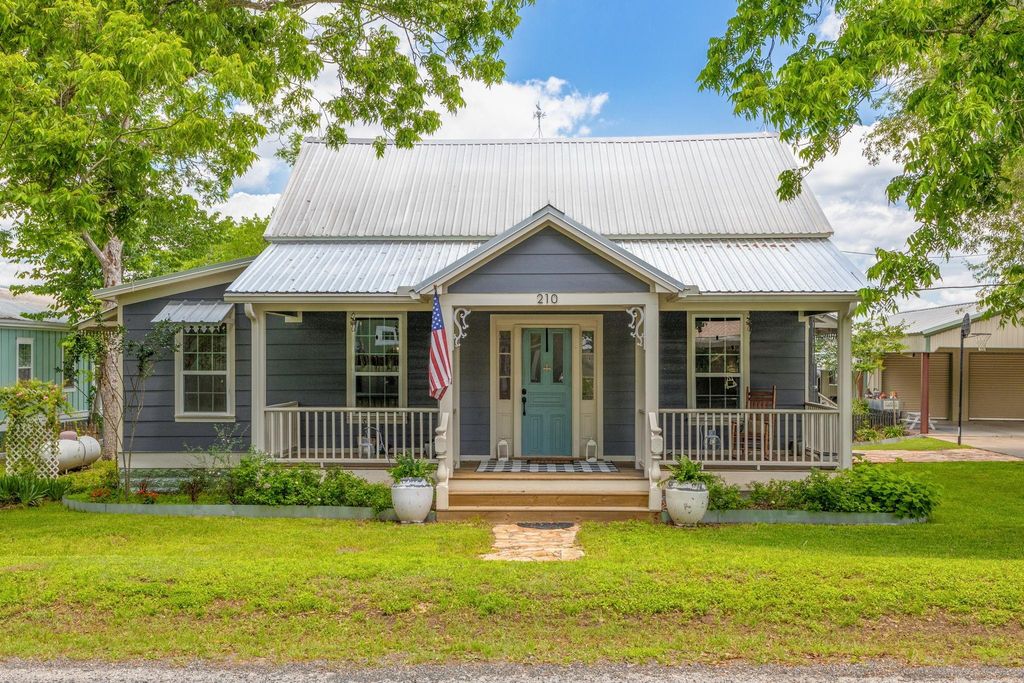 210 N Church Street, Fayetteville, TX 78940