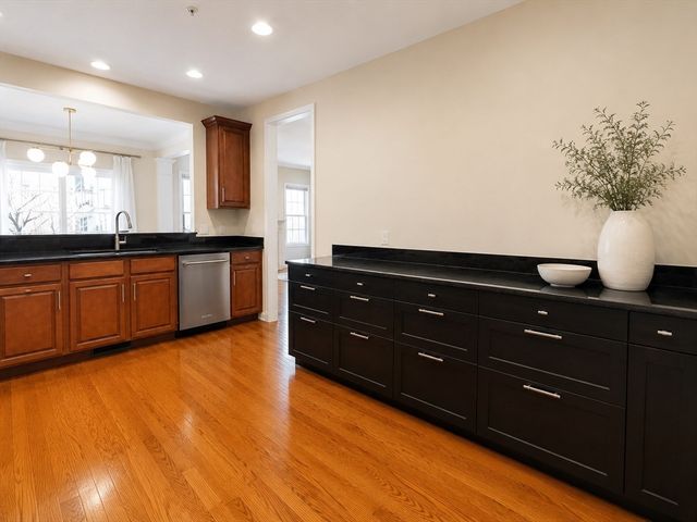 64 Kendall Ct 64, Bedford, MA 01730