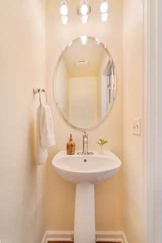 64 Kendall Ct 64, Bedford, MA 01730