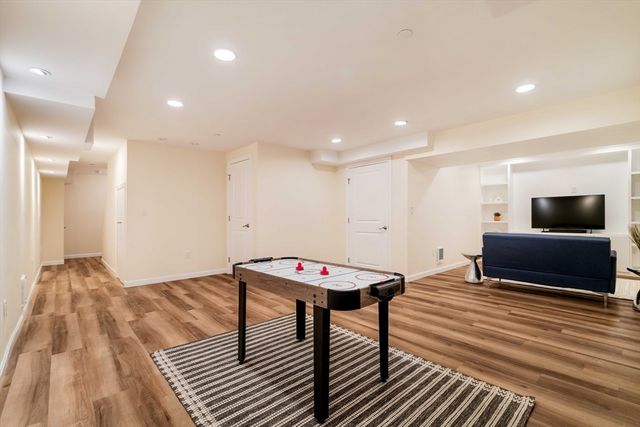 64 Kendall Ct 64, Bedford, MA 01730