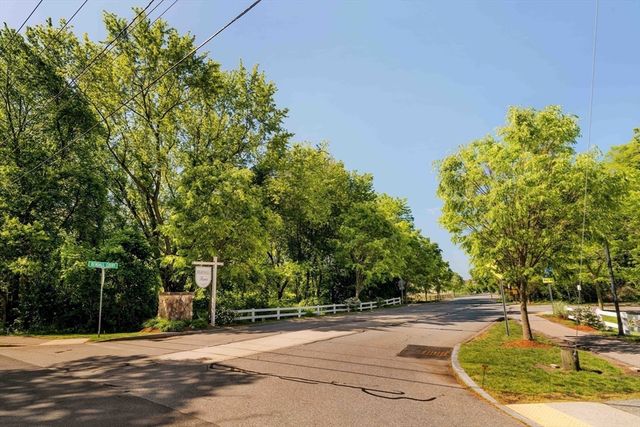 64 Kendall Ct 64, Bedford, MA 01730
