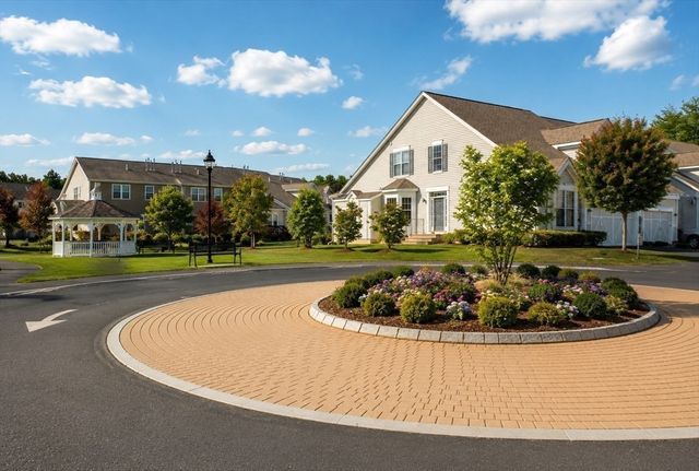 64 Kendall Ct 64, Bedford, MA 01730