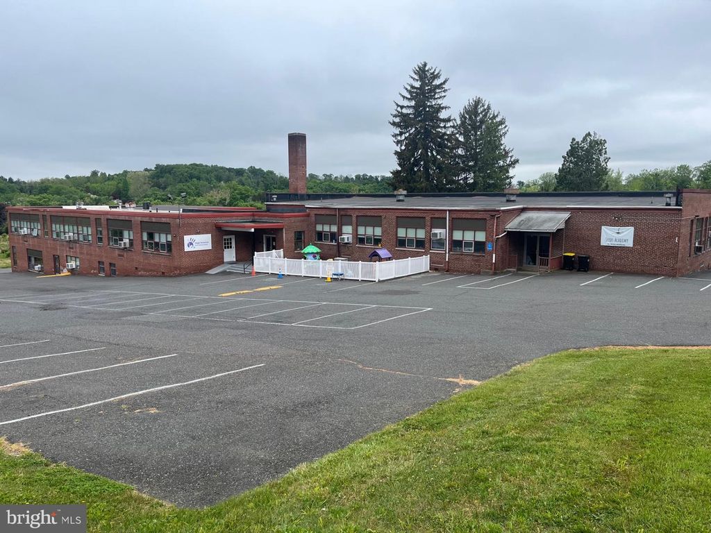 3000 MAIN ST, GREEN LANE, PA 18054 — exterior