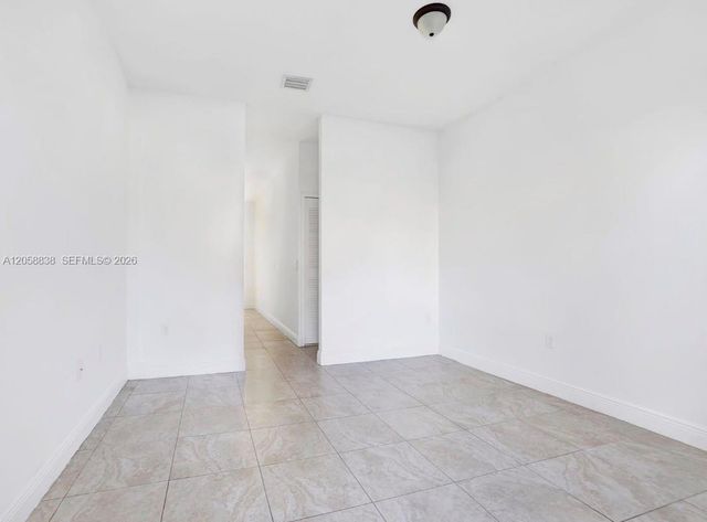 18230 NW 59th Ave 204, Hialeah, FL 33015