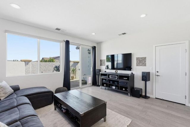 1325 Hernandez Way, Gilroy, CA 95020