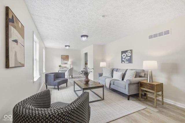 2204 Walnut Way, Noblesville, IN 46062
