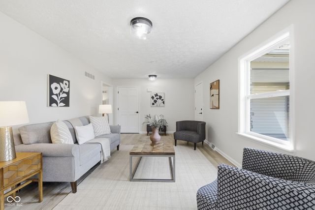 2204 Walnut Way, Noblesville, IN 46062