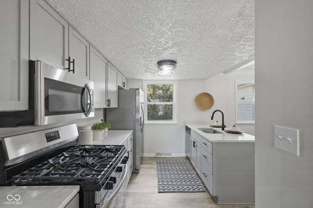 2204 Walnut Way, Noblesville, IN 46062