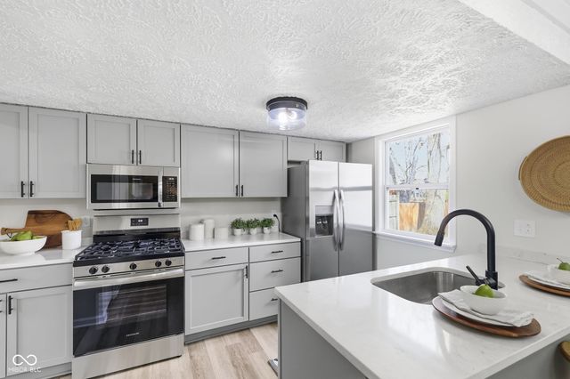 2204 Walnut Way, Noblesville, IN 46062