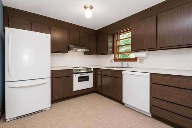 33 Daniel Dr., Burlington, MA 01803
