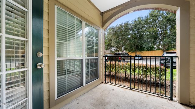 7800 POINT MEADOWS Drive 818, Jacksonville, FL 32256