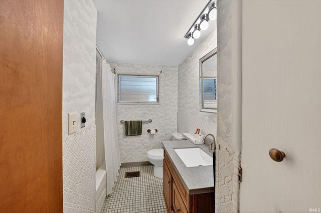 1616 Southeast Drive, South Bend, IN 46614