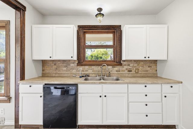 111 Lewis Rd, Kerrville, TX 78028