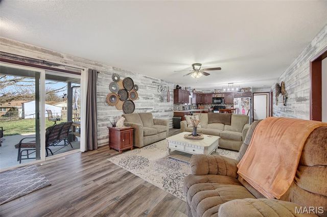 22762 Post Oak Lane, Lebanon, MO 65536