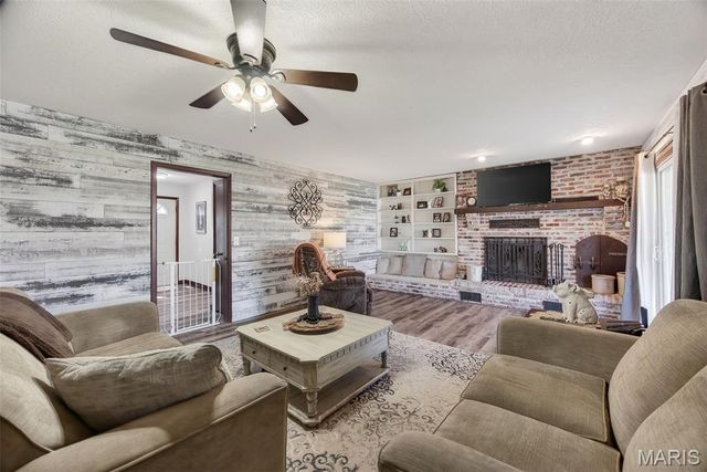 22762 Post Oak Lane, Lebanon, MO 65536