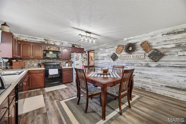 22762 Post Oak Lane, Lebanon, MO 65536