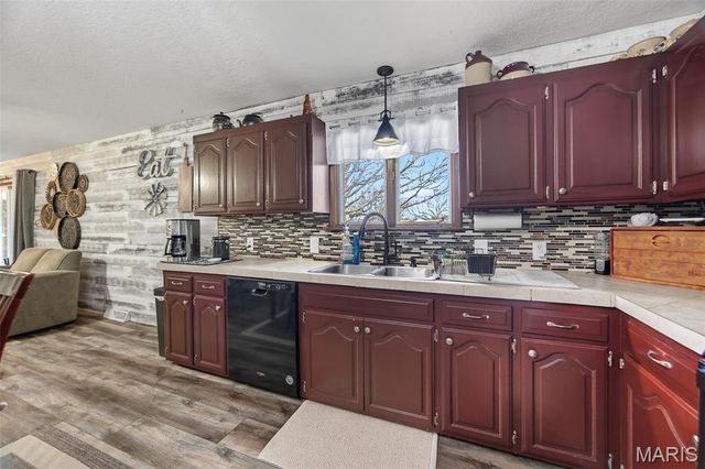 22762 Post Oak Lane, Lebanon, MO 65536