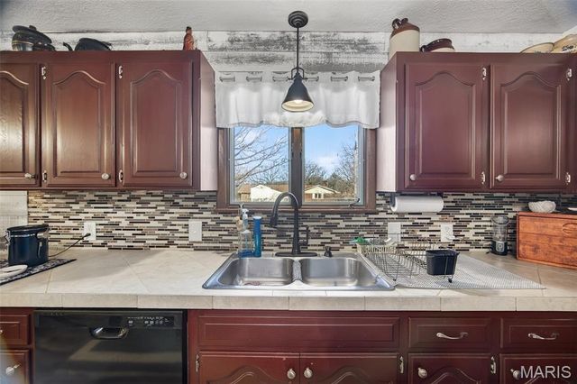 22762 Post Oak Lane, Lebanon, MO 65536