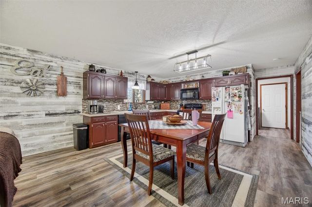 22762 Post Oak Lane, Lebanon, MO 65536