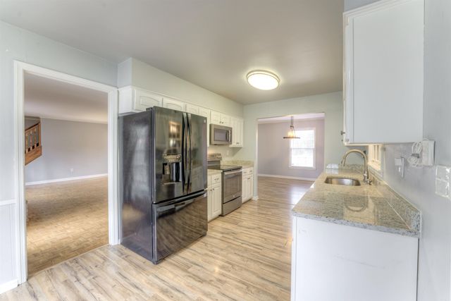 2110 WOODSIDE DR, Germantown, TN 38138