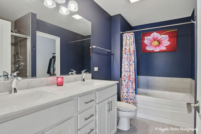 101 Lexington Lane, Rolling Meadows, IL 60008