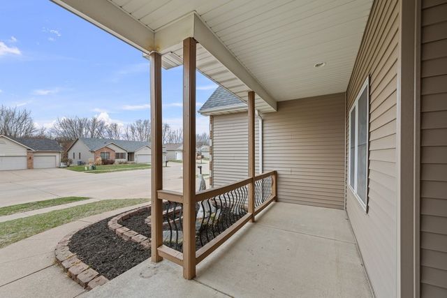 1338 W 61st Street, Davenport, IA 52806