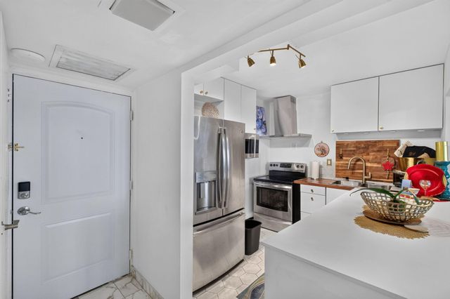 100 BAYVIEW Drive 620, Sunny Isles Beach, FL 33160
