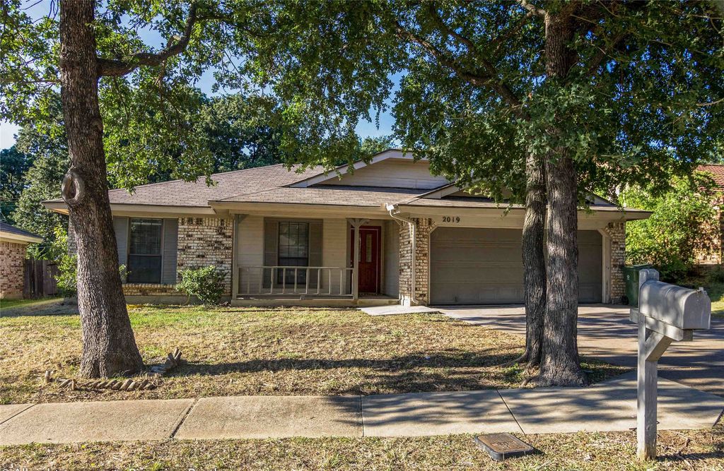 2019 W Nathan Lowe Road, Arlington, TX 76017