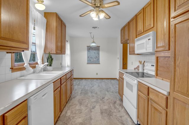 1 Leonard Ct, Newton, KS 67114