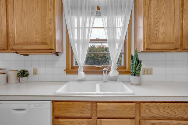 1 Leonard Ct, Newton, KS 67114