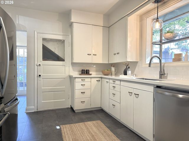 2326 Ne 48TH Ave, Portland, OR 97213