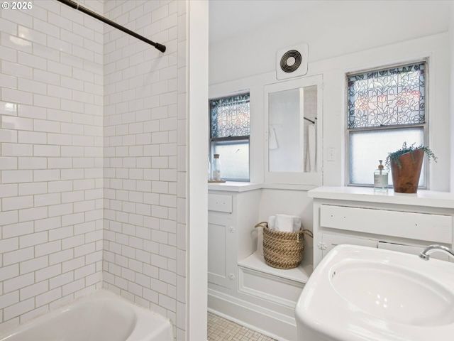 2326 Ne 48TH Ave, Portland, OR 97213