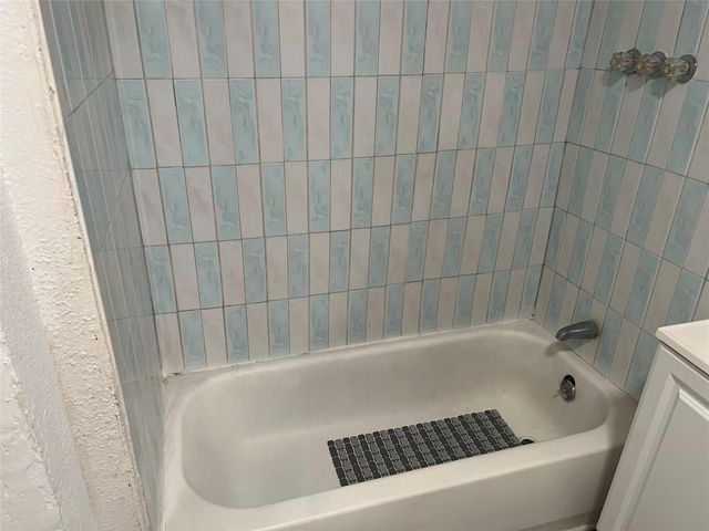 317-319 E B Street, La Porte, TX 77571