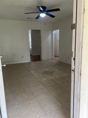 317-319 E B Street, La Porte, TX 77571