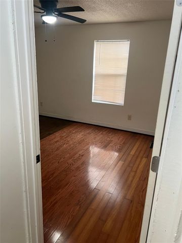 317-319 E B Street, La Porte, TX 77571