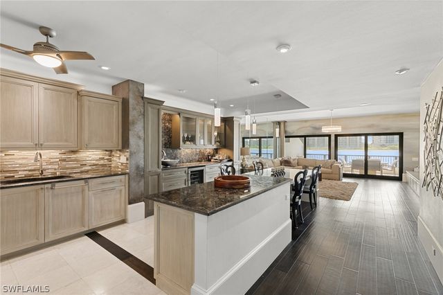 406 La Peninsula BLVD 406, Naples, FL 34113