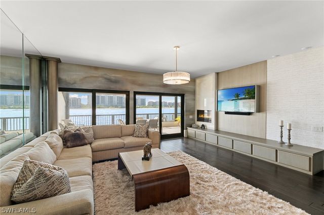 406 La Peninsula BLVD 406, Naples, FL 34113