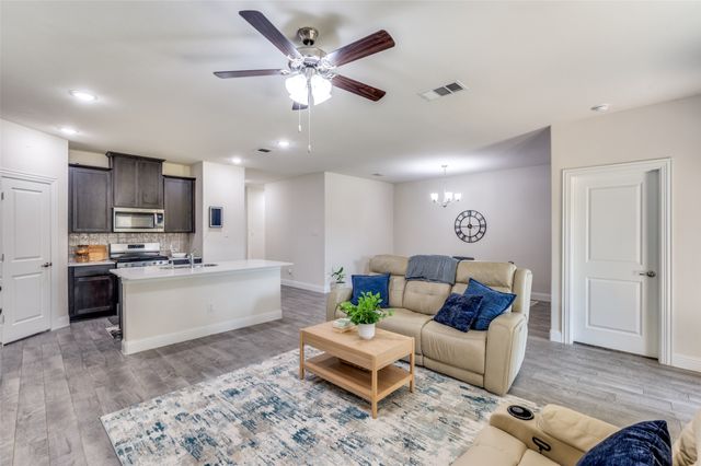 3519 Tunnel Avenue, Aubrey, TX 76227