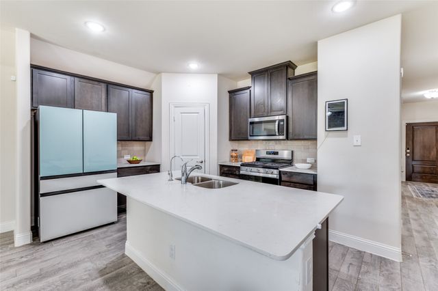 3519 Tunnel Avenue, Aubrey, TX 76227