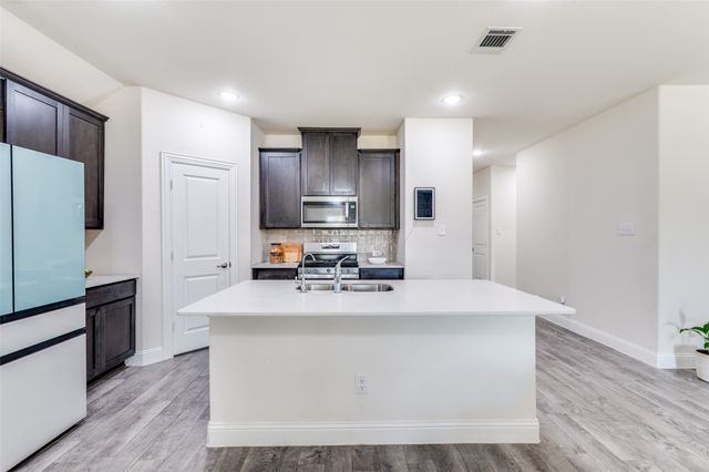 3519 Tunnel Avenue, Aubrey, TX 76227