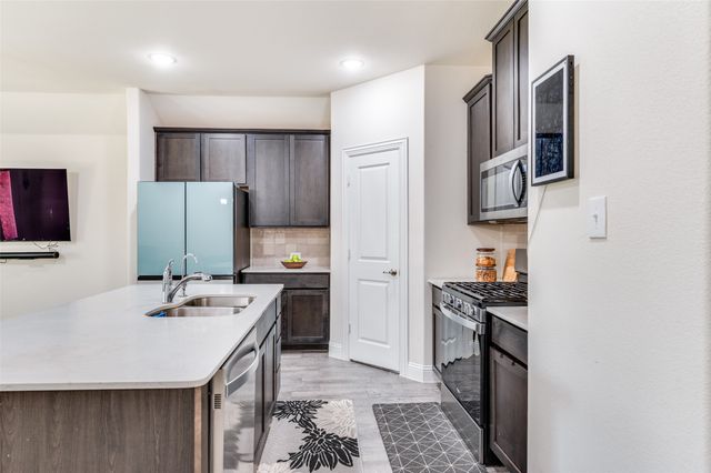 3519 Tunnel Avenue, Aubrey, TX 76227