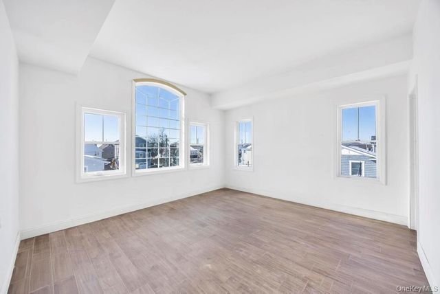 10 8th Avenue, East Rockaway, NY 11518