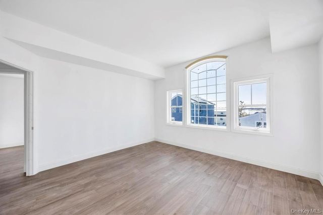 10 8th Avenue, East Rockaway, NY 11518