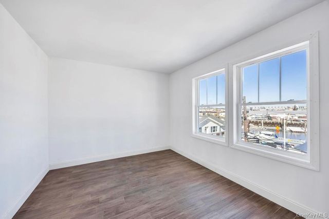 10 8th Avenue, East Rockaway, NY 11518